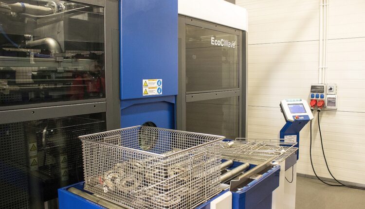 For the broad range of cleaning applications in general industry, the plant manufacturer provides information on chamber systems in standard design and as special systems for aqueous and solvent cleaning as well as in-line immersion systems.